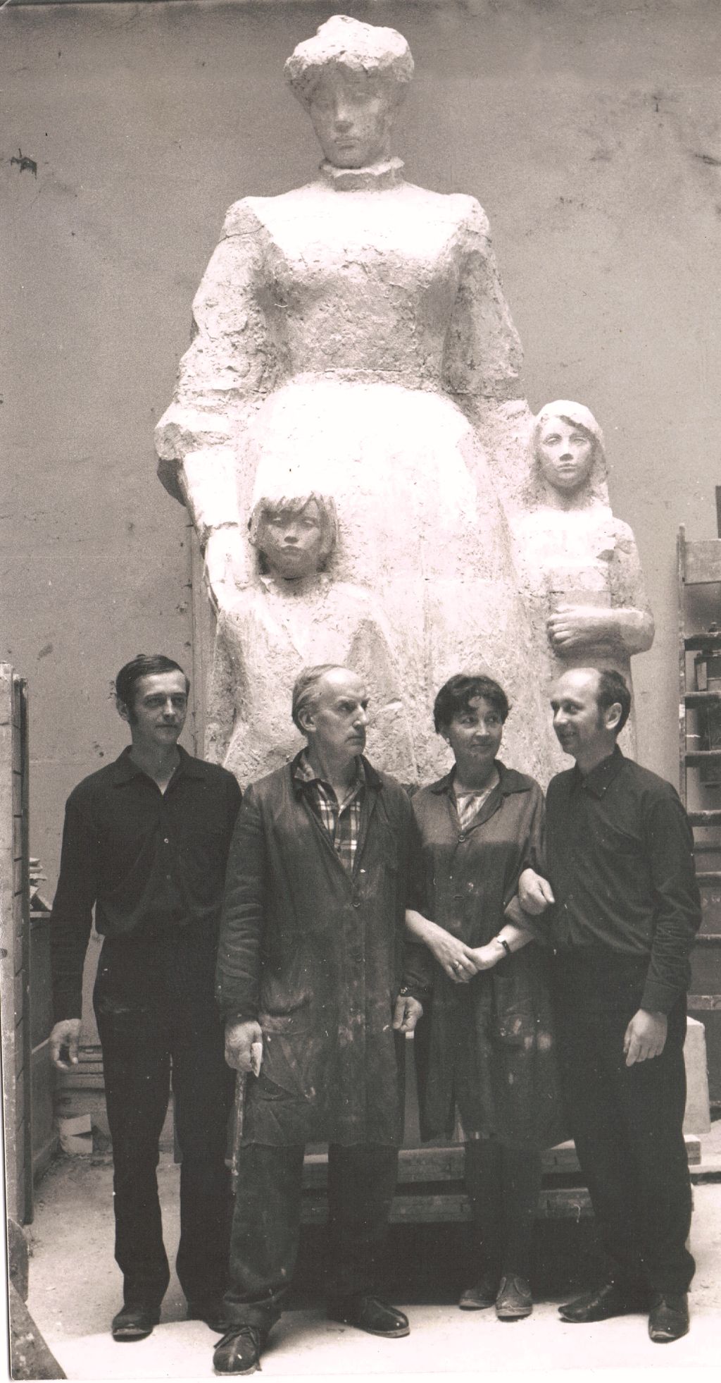 Przy gipsowym projekcie Pomnika Marii Konopnickiej, fot. materiały organizatora