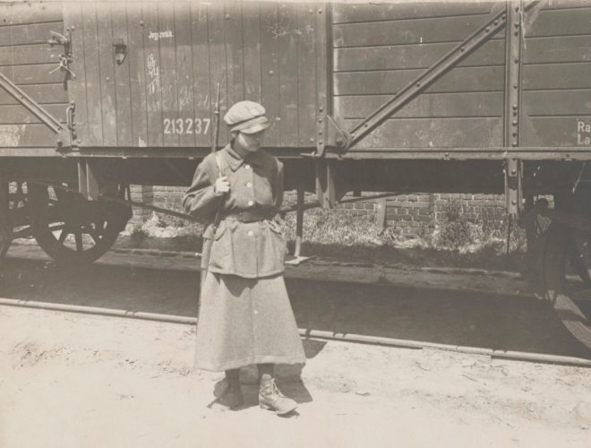 Warszawska Agencja Fotograficzna, Żołnierka na posterunku, 1920
