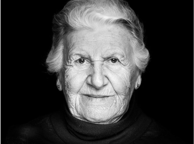 Portret ocalałej z Holokaustu Niny Weil, 2016–2021, fotografia, 50 × 65 cm, courtesy Fundacja Gamaraal, Zurych