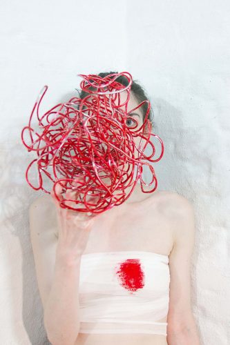 Tania Bohuslavska, autoportret z performensu For healing, malarstwo, Niezła Sztuka