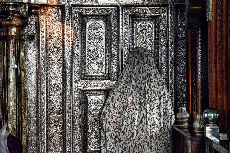 Andrzej Ziółkowski, Muzułmanka przy grobowcu świętego sufickiego Sayyeda Alego Mira Datara, fotografia, sacrum, Niezła Sztuka