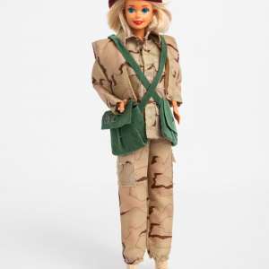 Barbie idzie do wojska, lalka Barbie, niezła sztuka