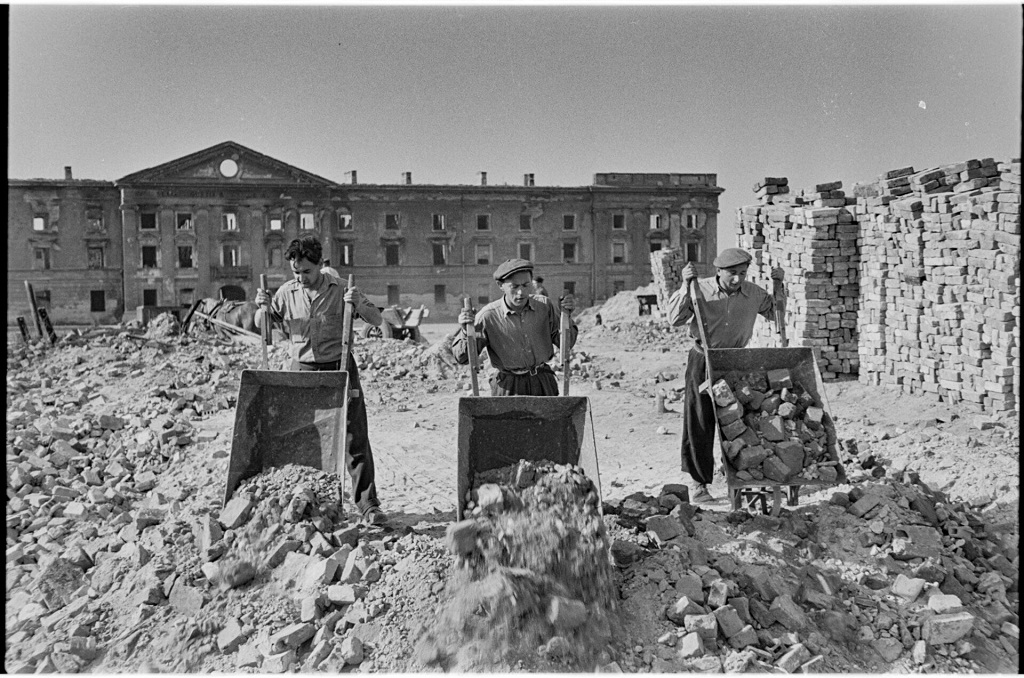 Alfred Funkiewicz, Mężczyźni z organizacji żydowskiej przy odgruzowywaniu terenu getta warszawskiego, fotografia, archiwum, niezła sztuka