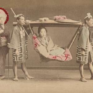 Portret czterech kobiet ukazujących typ uczesania i wiązań pasów obi, ubiór, sztuka japońska, fotografia