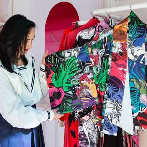Kimono jako doświadczenie. Język sztuki Joanny Hawrot wystawa, kimono, tkaninia, sztuka dawna, sztuka współczesna, materiał, niezła sztuka
