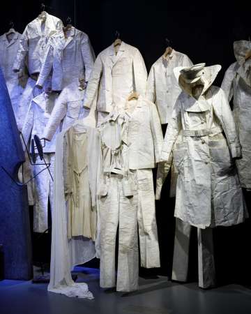 Kostium / Rzeźba / Ciało. Obiekty teatralne Kantora – Muzeum Brukenthala, Sybin, wystawa, sztuka polska, teatr, strój, rzeźba, ciało, niezła sztuka