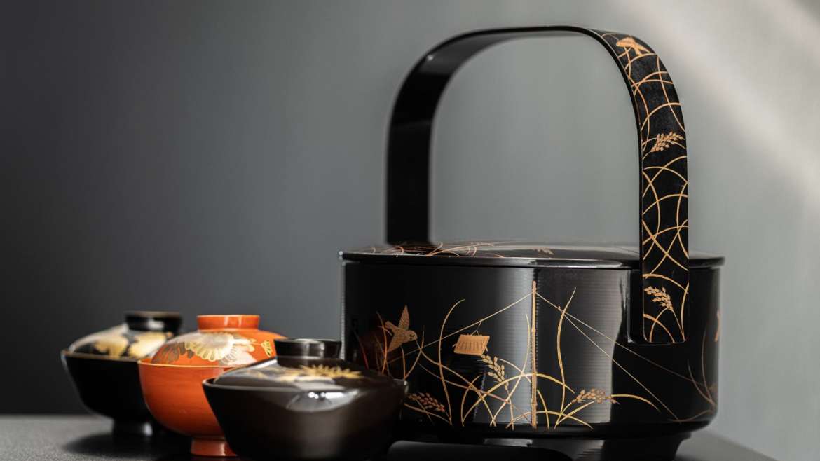 Lśnienie czasu. Japońska laka w sztuce użytkowej, wystawa, sztuka japońska, laka, sztuka użytkowa, ceramika, niezła sztuka