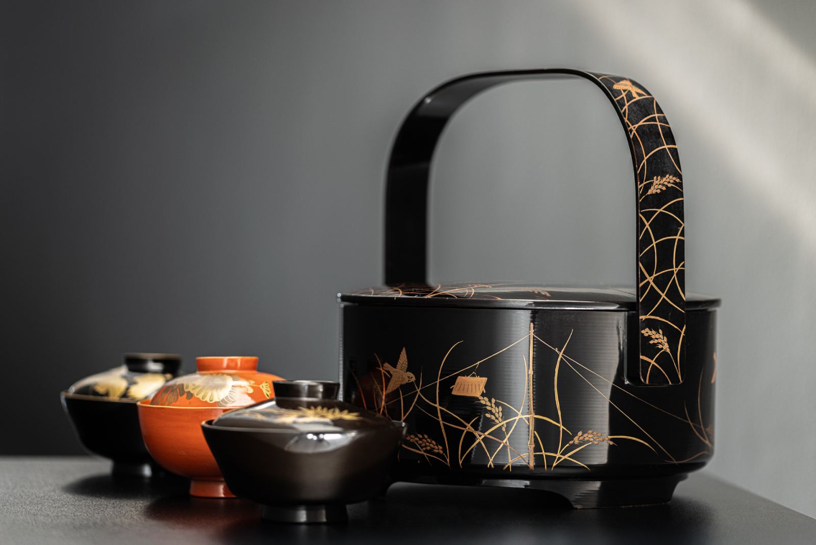 Lśnienie czasu. Japońska laka w sztuce użytkowej, wystawa, sztuka japońska, laka, sztuka użytkowa, ceramika, niezła sztuka