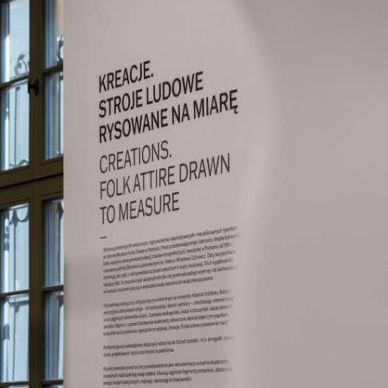 Ekspozycja Kreacje. Stroje ludowe rysowane na miarę. w Muzeum Kultur Świata, wystawa, strój, sztuka użytkowa, niezła sztuka, moda, materiał