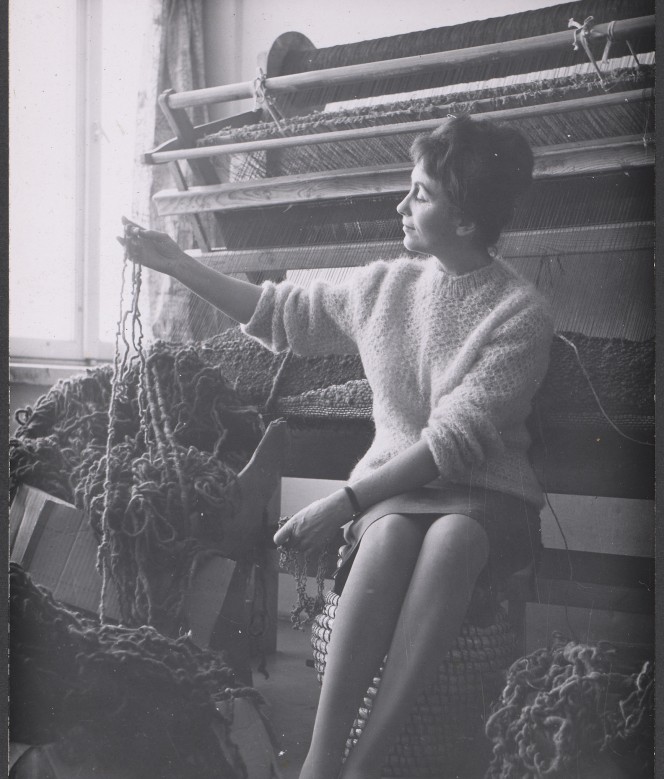 Krystyna Wojtyna-Drouet w pracowni, wystawa, rzemiosło, sztuka użytkowa, gobeliny, tkactwo, niezła sztuka
