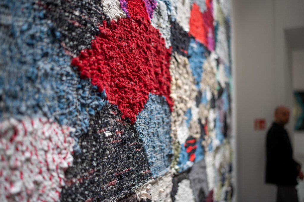 SOFT POWER. Warszawski rodowód Polskiej Szkoły Tkaniny, wystawa, tkanina, sztuka użytkowa, niezła sztuka