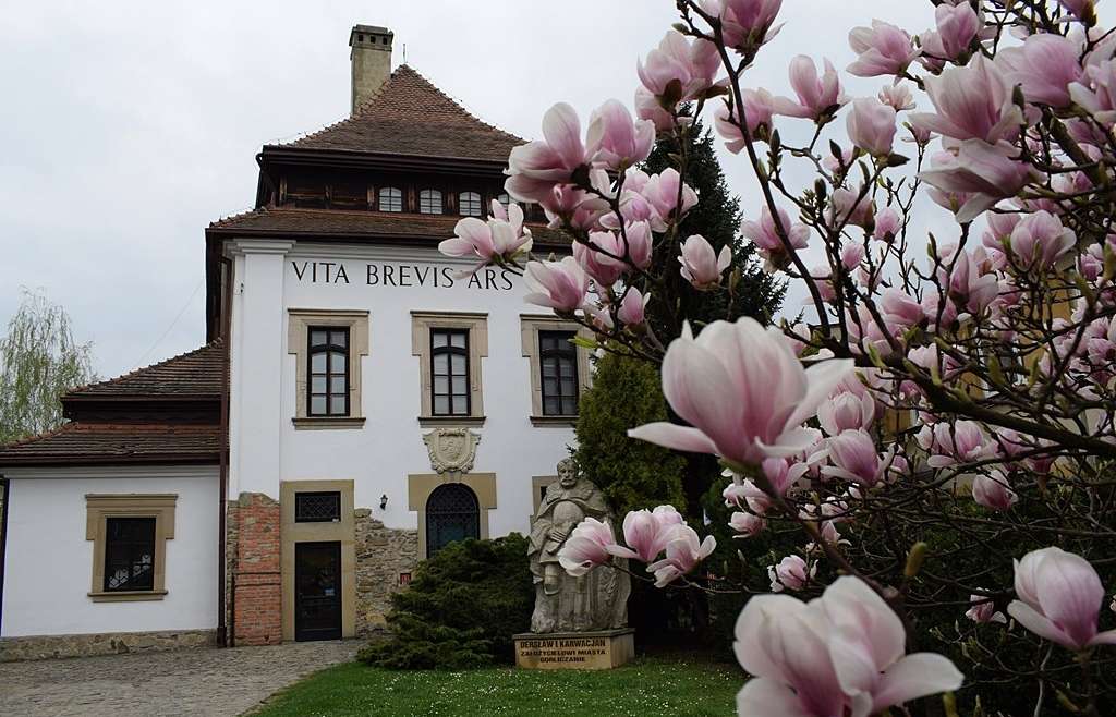 Muzeum - Dwory Karwacjanów i Gładyszów w Gorlicach Galeria Sztuki „Dwór Karwacjanów” w Gorlicach