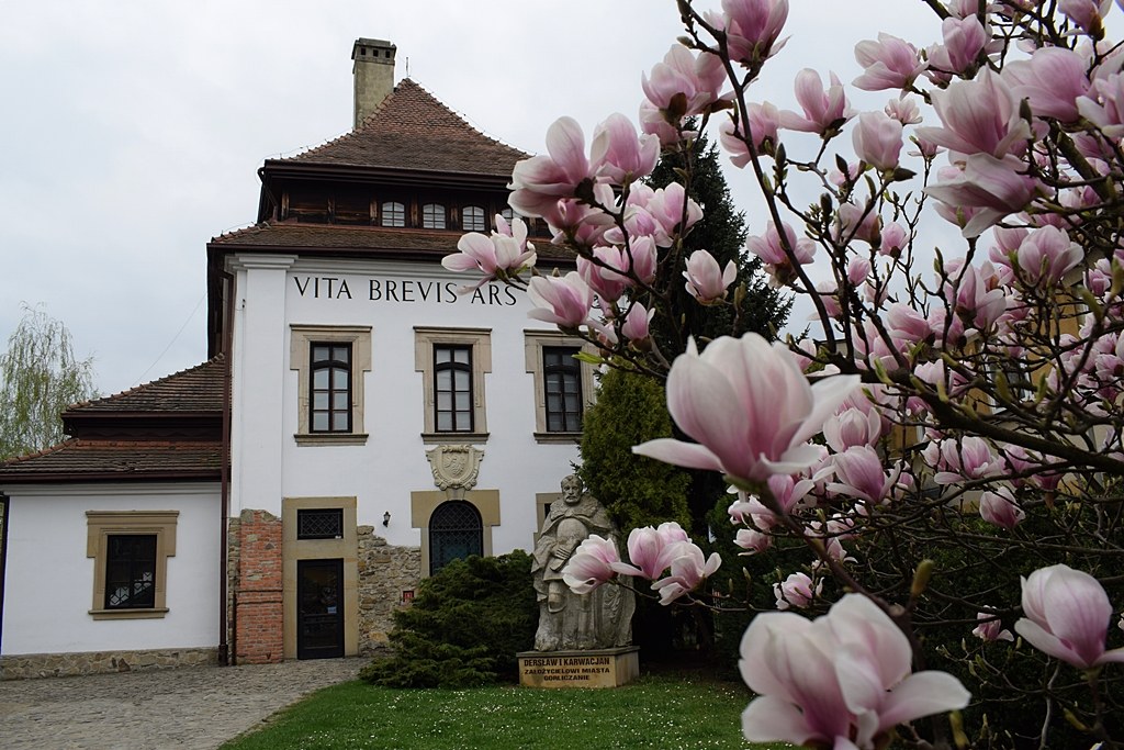 Muzeum - Dwory Karwacjanów i Gładyszów w Gorlicach Galeria Sztuki „Dwór Karwacjanów” w Gorlicach